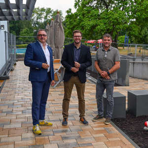 Inspizierten das fertiggestellte Lindenau-Freibad (von links): Architekt Matthias Marhöfer, Bürgermeister Dr. Maximilian Bieri, und Uwe Weier, Geschäftsführer der Hanauer Bäder GmbH.