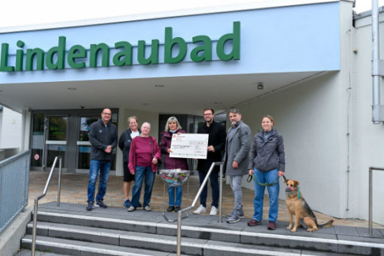 Scheckübergabe Hundebadetag 2025
